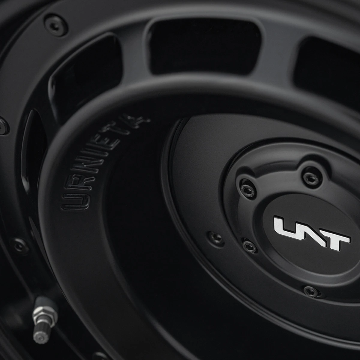 Urnieta Salado 15-Inch Wheel Kit – Al-Mg Alloy, with Front & Rear Hub Caps for Suzuki Jimny JB74/JC74