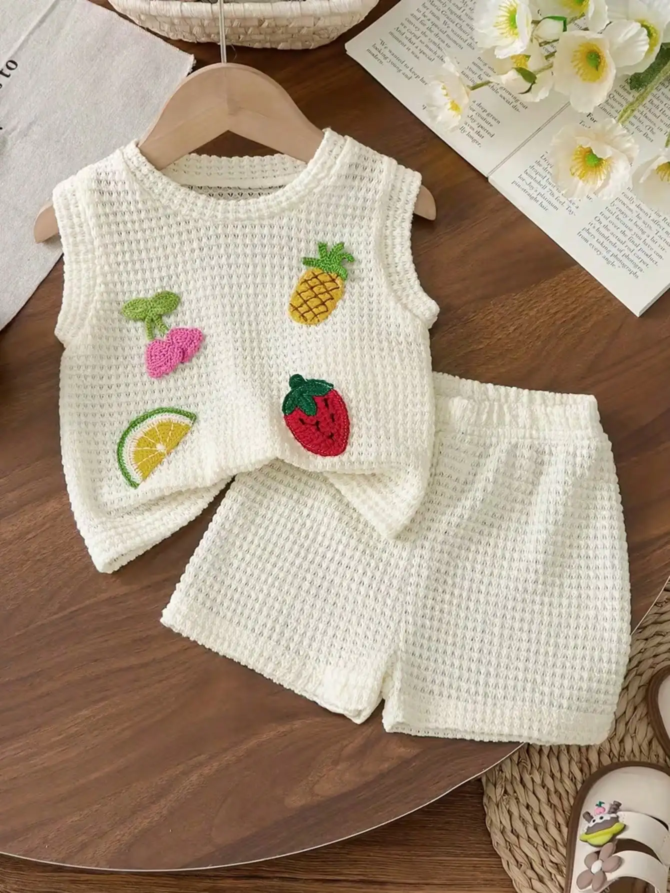 Kids' Fruit Patterned round Neck Sleeveless Knitted Top And Solid Color Shorts Set with Elastic Waistband