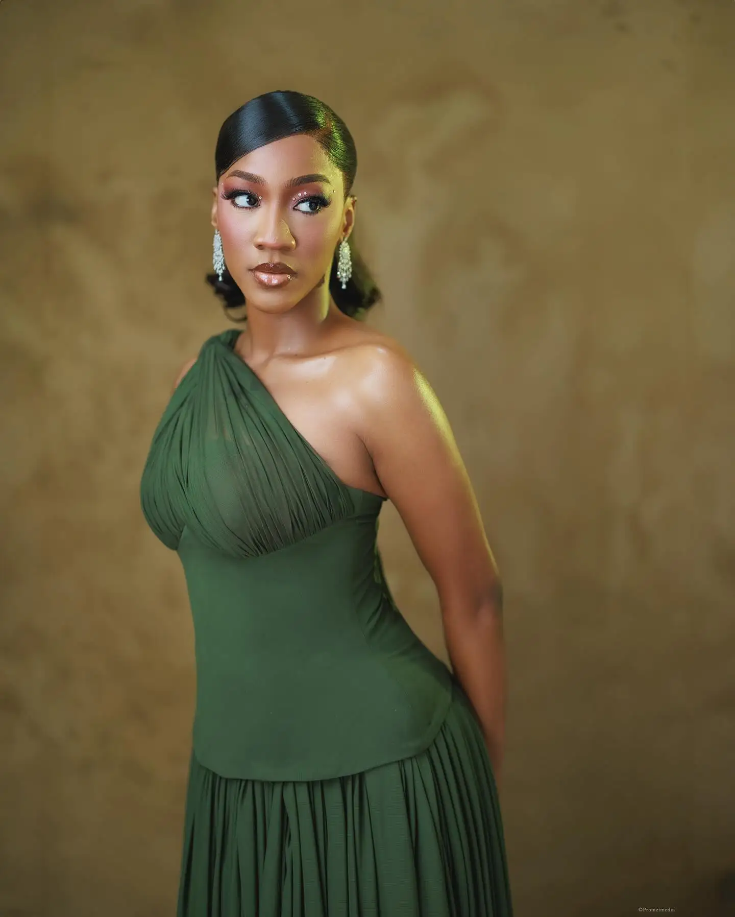 فستان أنيق بكتف واحد طويل أخضر للحفلات الراقصة بالإضافة إلى حجم ثوب مسائي رسمي مطوي تنورة عالية الخصر من الشيفون فستان كوكتيل ماكسي