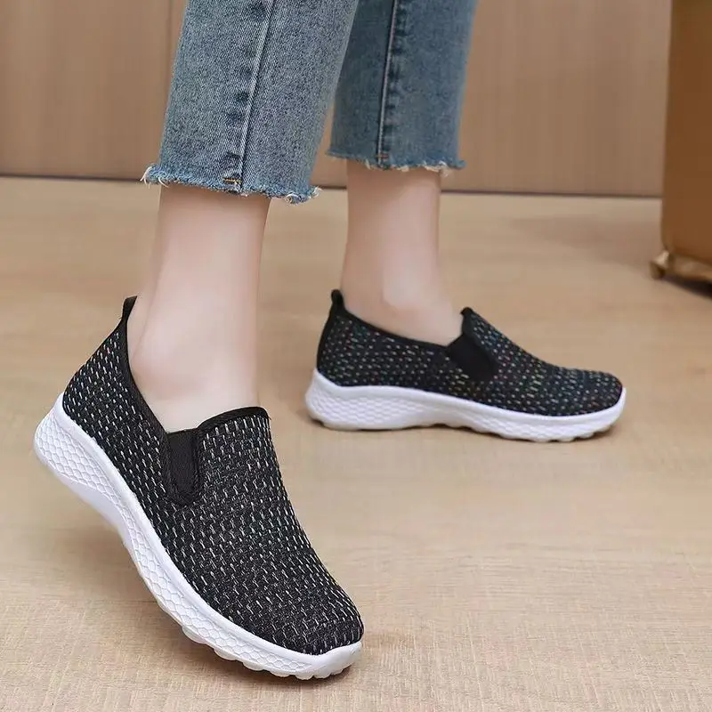 2024 Nieuwe Dames Lente Zomer Mesh Casual Sportschoenen Zachte Zool Antislip Slip Op Lichtgewicht Ademend Big Size Wandelschoenen