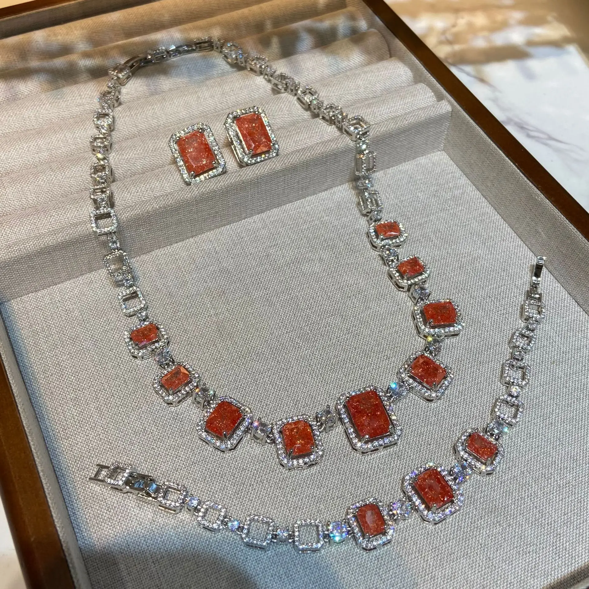 

Vintage 18K Gold-Plated Yellow Zircon Jewelry Set Earrings And Necklace Set for Women Elegant Classic Style