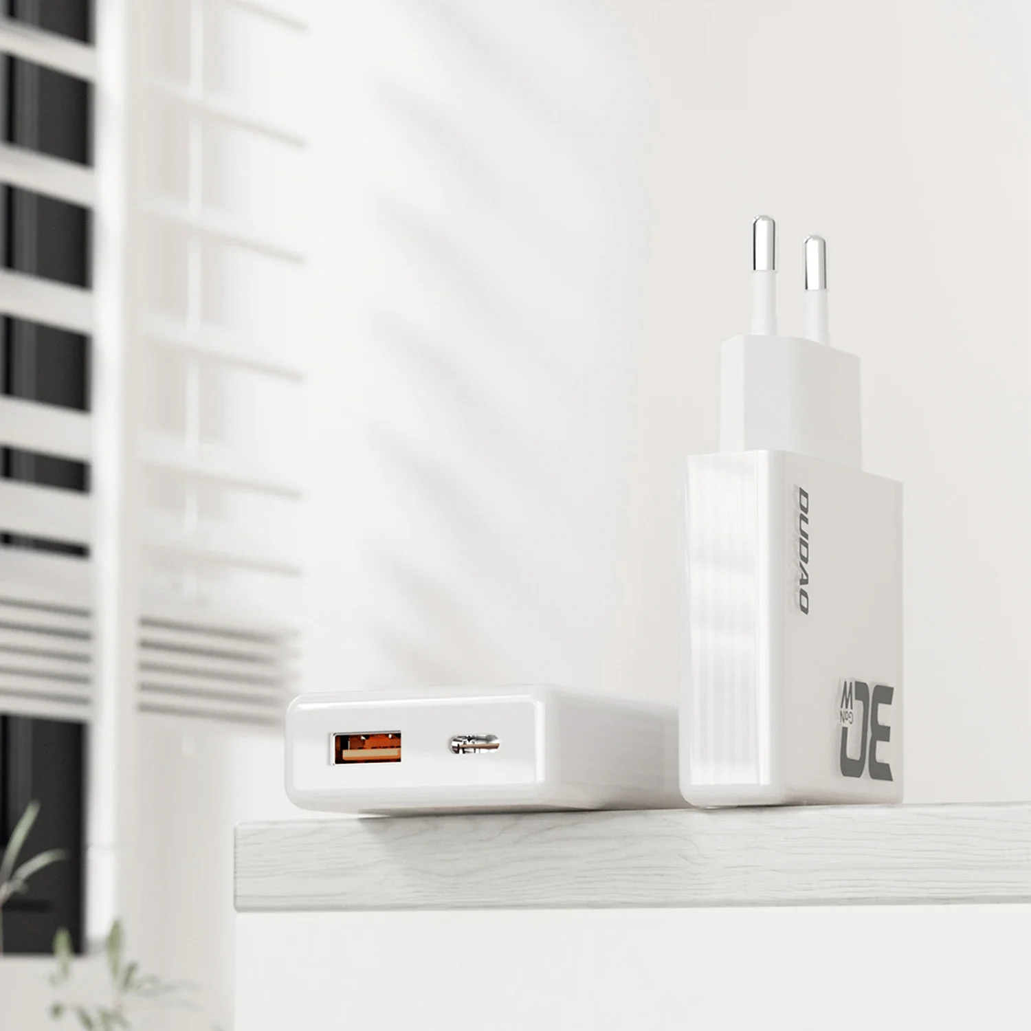 Ultra-thin GaN 30W Fast Charger Insulation Material Fast Charging Adapter For Ipad Iphone17/16 Samsung S26/25 Huawei
