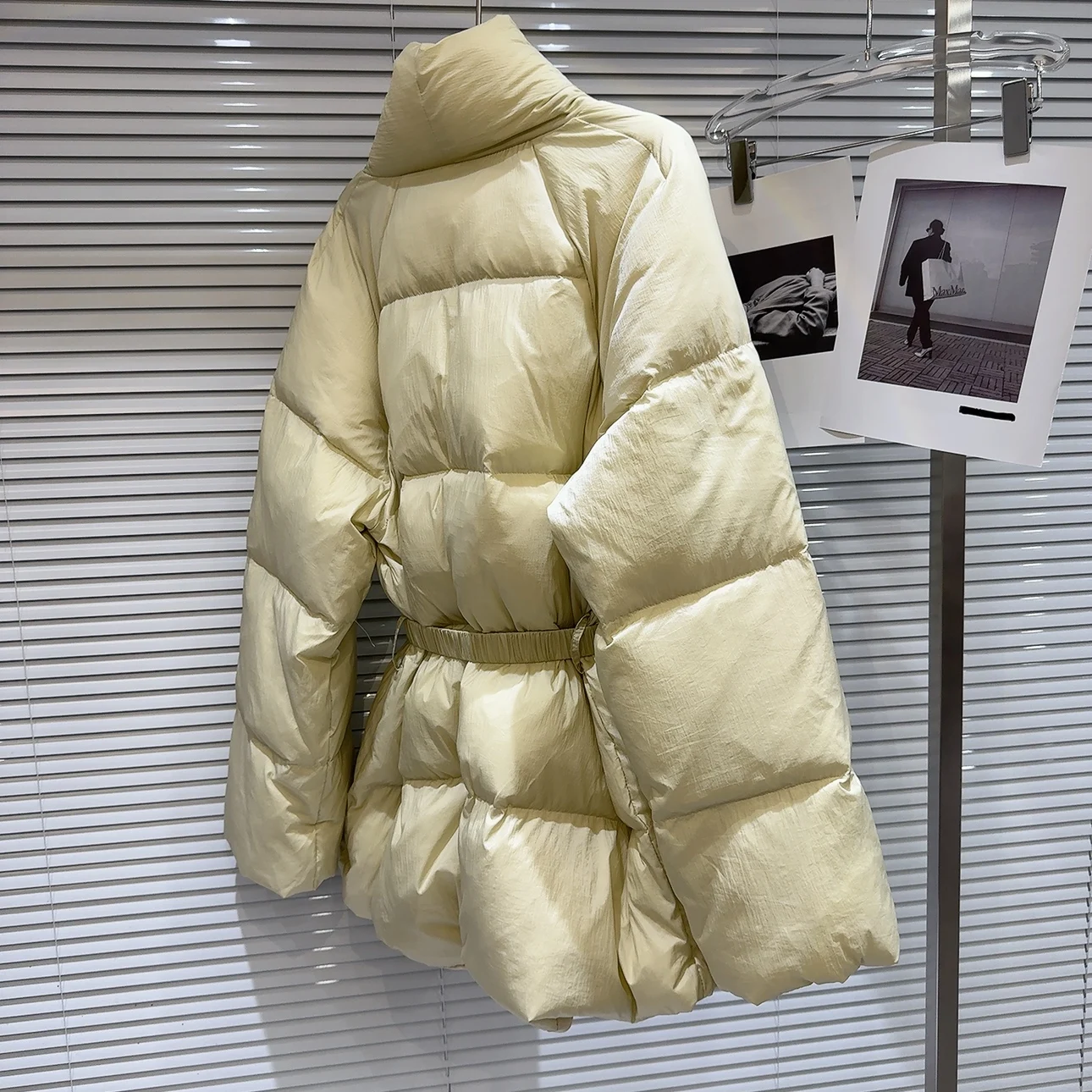 2025年冬トレンド ウエストシェイプデザイン ダウンジャケット アウター 暖かい ユニークなベルト付き エレガント レディライク 通勤 レギュラーフィット