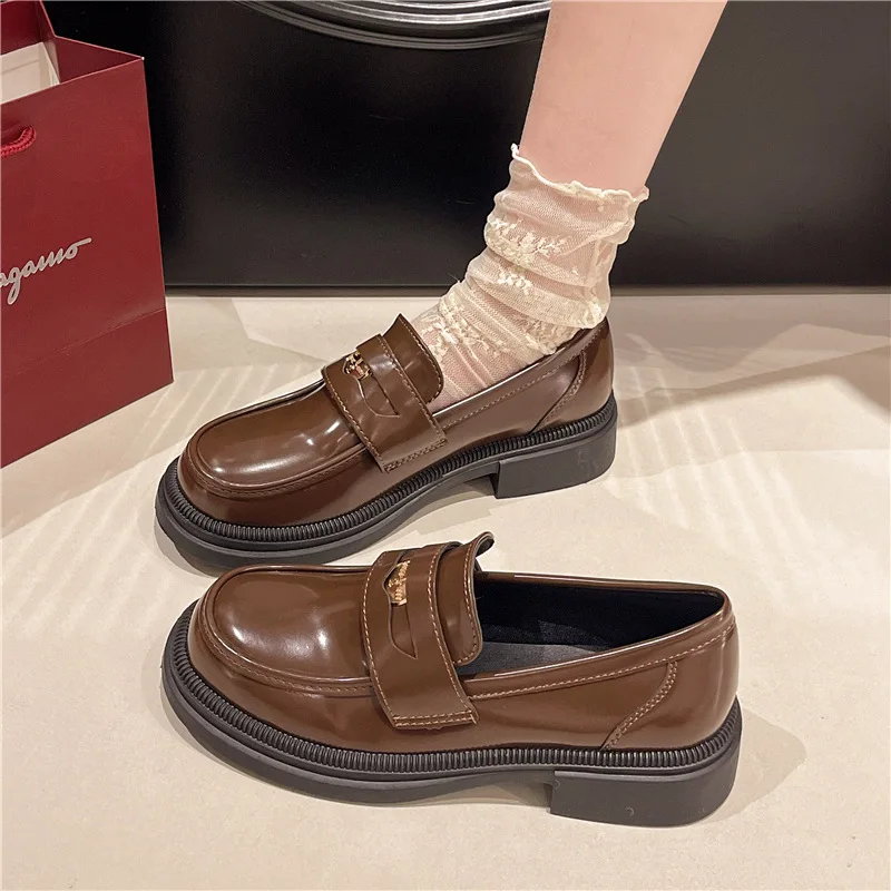 Kleine Lederschuhe für Damen im Herbst, neue, vielseitige, vielseitige Plateau-Loafer im britischen Stil mit Temperament in Schwarz und Braun