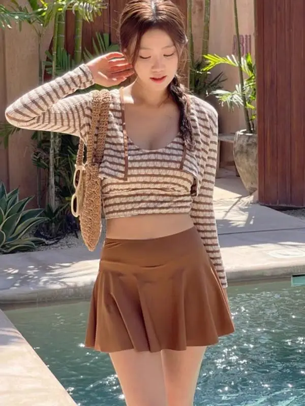 

Новый популярный комплект женского купальника 2024 года: термокостюм с длинным рукавом, юбкой и консервативными плавками, три предмета