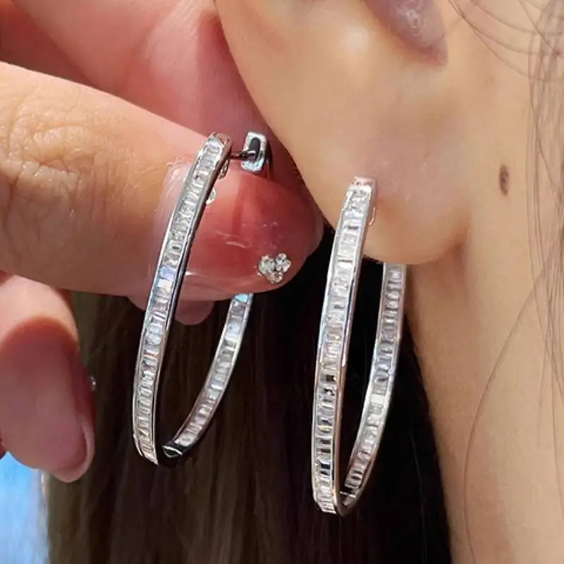 Huitan Kreisförmige Damen-Creolen mit eingelegtem, voll glänzendem Zirkonia, trendig, schlicht, für Hochzeit, Alltag, Party, Accessoires, Schmuck