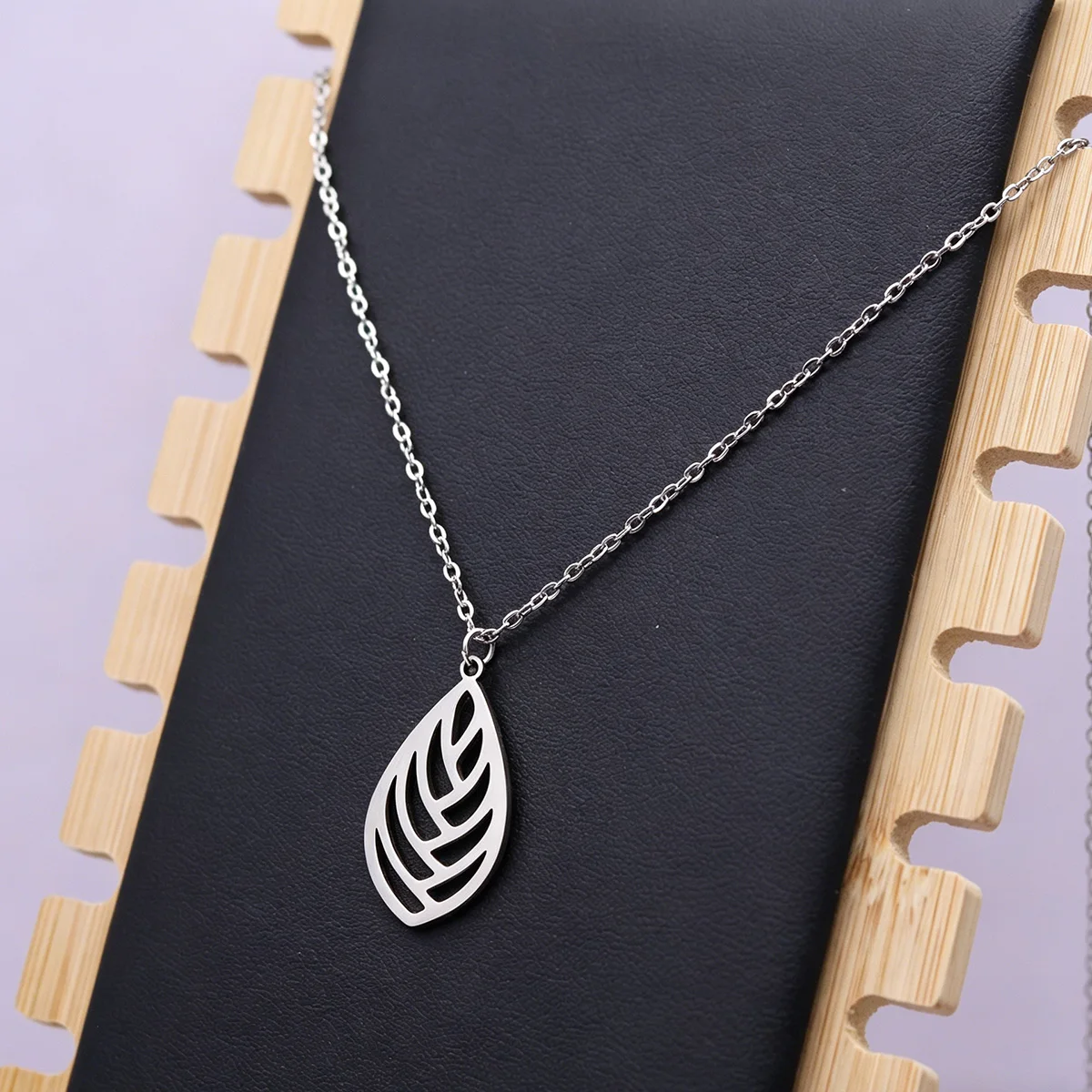 Kinitial Teardrop Leaf Pendant Stainless Steel Choker Necklace For Women Clavicle Chain Cool Charms Necklaces Cadenas Mujer
