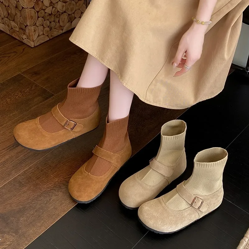 Botines de punto con puntadas empalmadas de gamuza de vaca, botas planas de moda con punta redonda y hebilla de Metal para mujer
