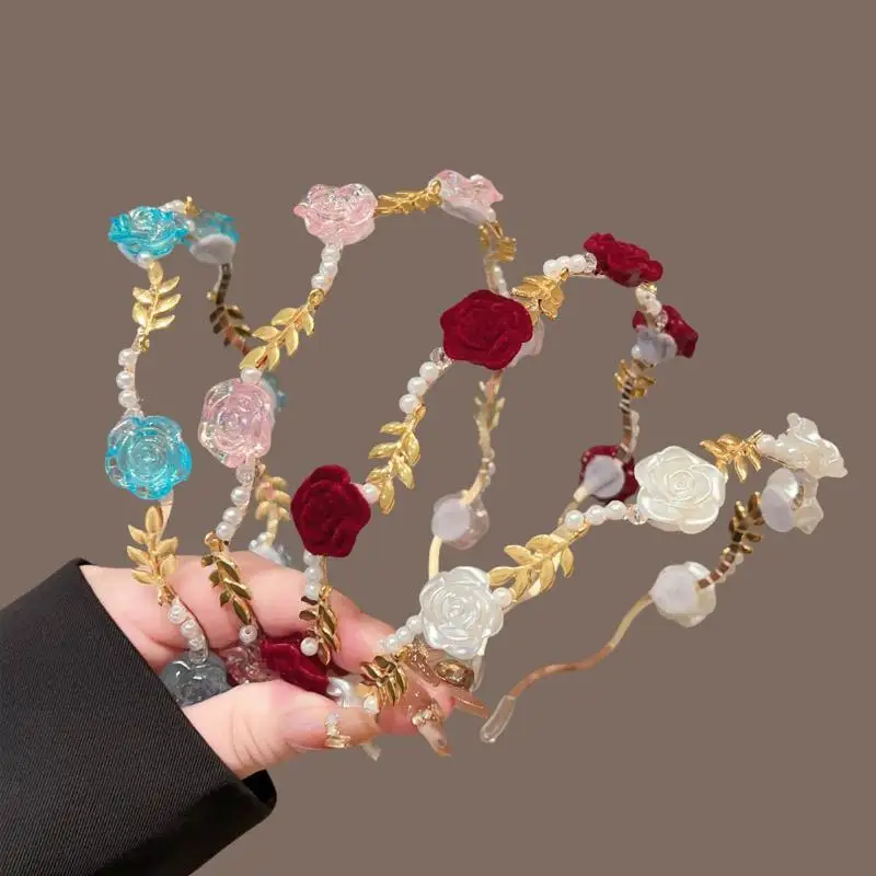 Elegante Rosenblüten-Stirnbänder mit künstlichen Perlen und goldenen Blattdetails für Hochzeiten, Brautpartys und den täglichen Gebrauch. – Detail 1