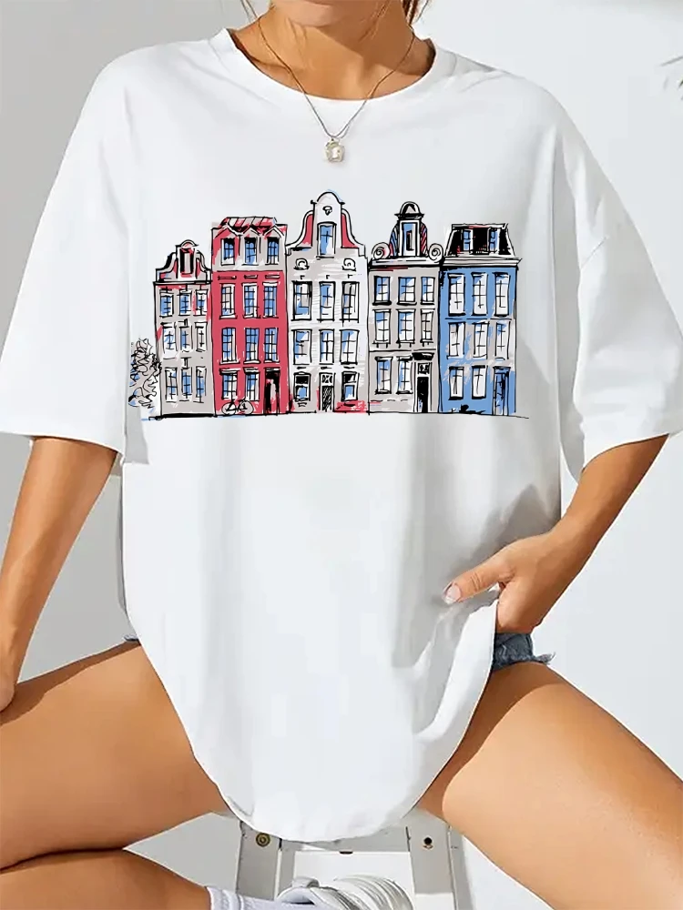 패션 티셔츠 캐주얼 라운드 넥 반팔 탑은 다채로운 건물 일러스트로 장식되어 있습니다. 트렌디한 스트리트웨어