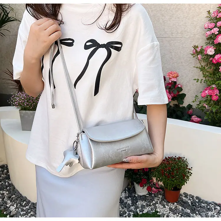 

Ретро Harajuku сумка через плечо с буквенным принтом, женская кожаная текстура, маленькая вместительная сумка через плечо, женская однотонная сумка Y2k подмышками, 2025