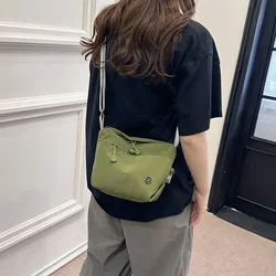 Borsa a tracolla semplice letteraria alla moda in stile coreano 2024 nuova borsa a tracolla casual da donna in tessuto di nylon impermeabile leggero