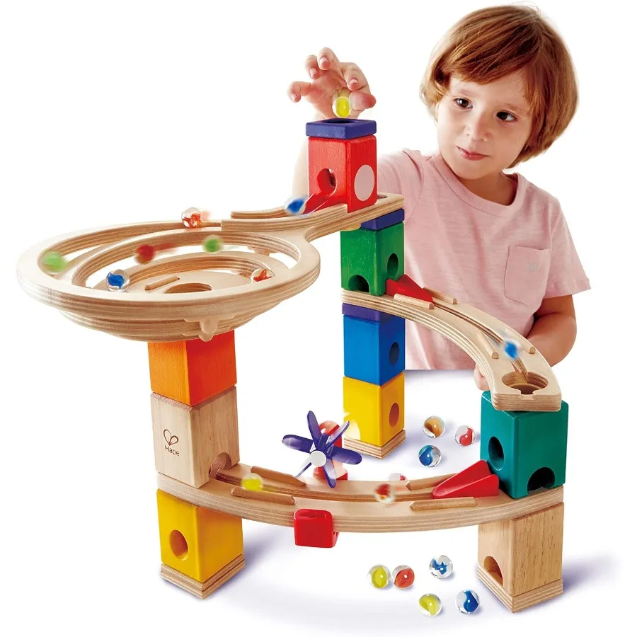 Hape Quadrilla Race om houten blokken af te werken met Marble Run Play