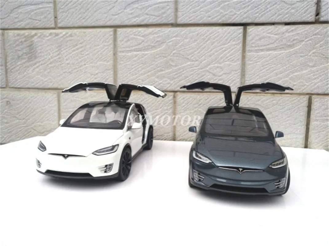 

Модель автомобиля Tesla X P100D, 1/18, белая/серая детская игрушка, подарок, демонстрация, коллекционные украшения