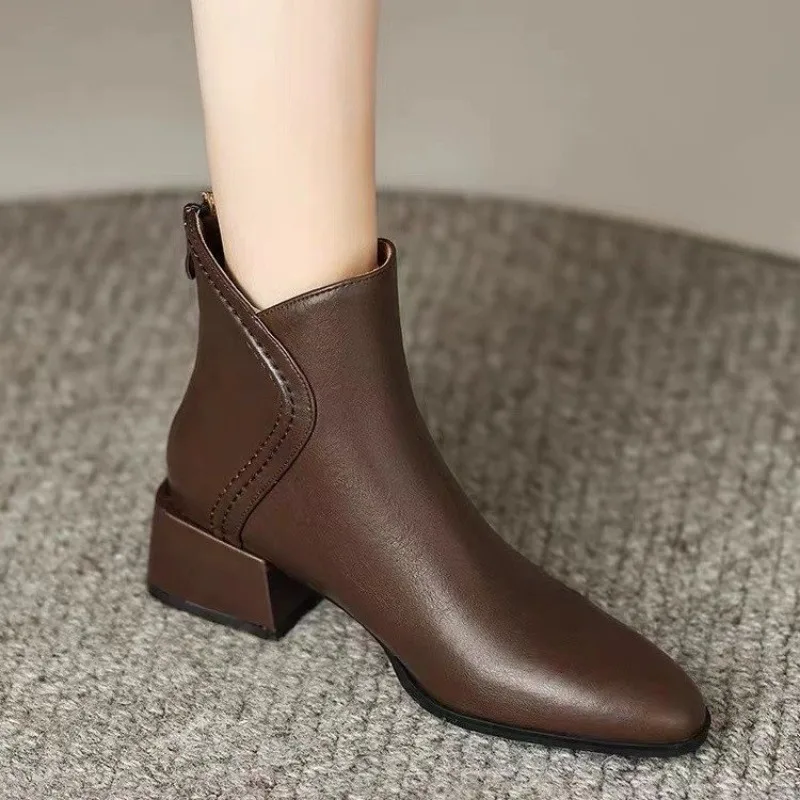 Botas femininas de salto grosso, botas curtas na moda, design de zíper traseiro, monocromático, novo, outono e inverno, 2024