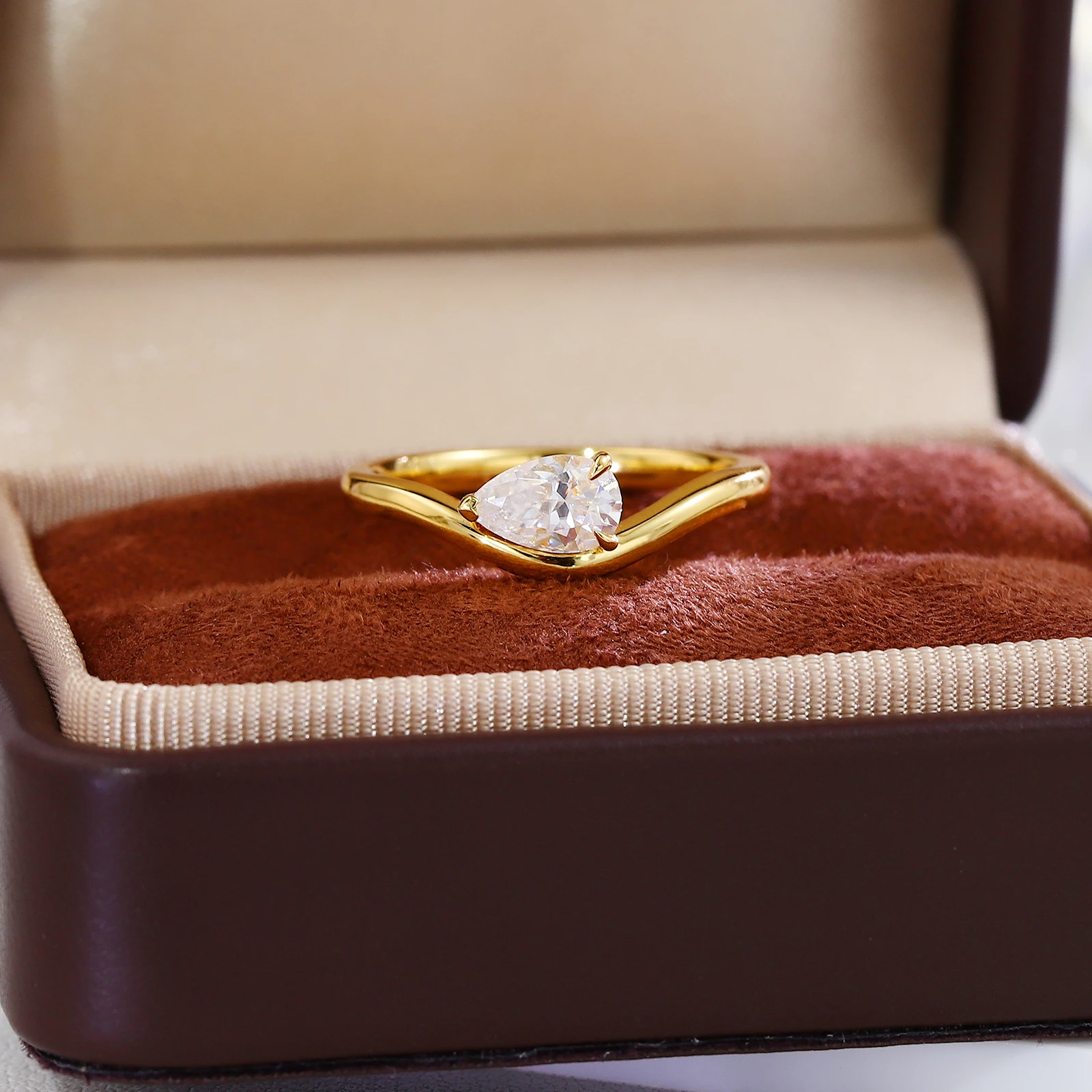 Anillo solitario de oro amarillo de 14K de Provenza con diamante moissanita en forma de pera de 5*8mm para mujer, banda trenzada, regalo de moda