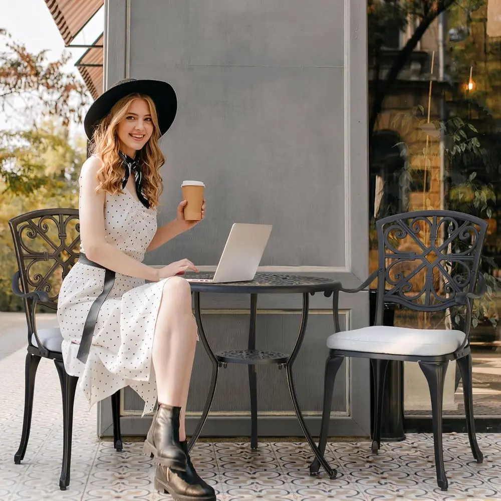 ชุดบิสโทรอลูมิเนียมหล่อ 3 ชิ้นกลางแจ้งพร้อมเบาะรองนั่งสีเทา เหมาะสำหรับลานบ้าน สวนหลังบ้าน และระเบียง