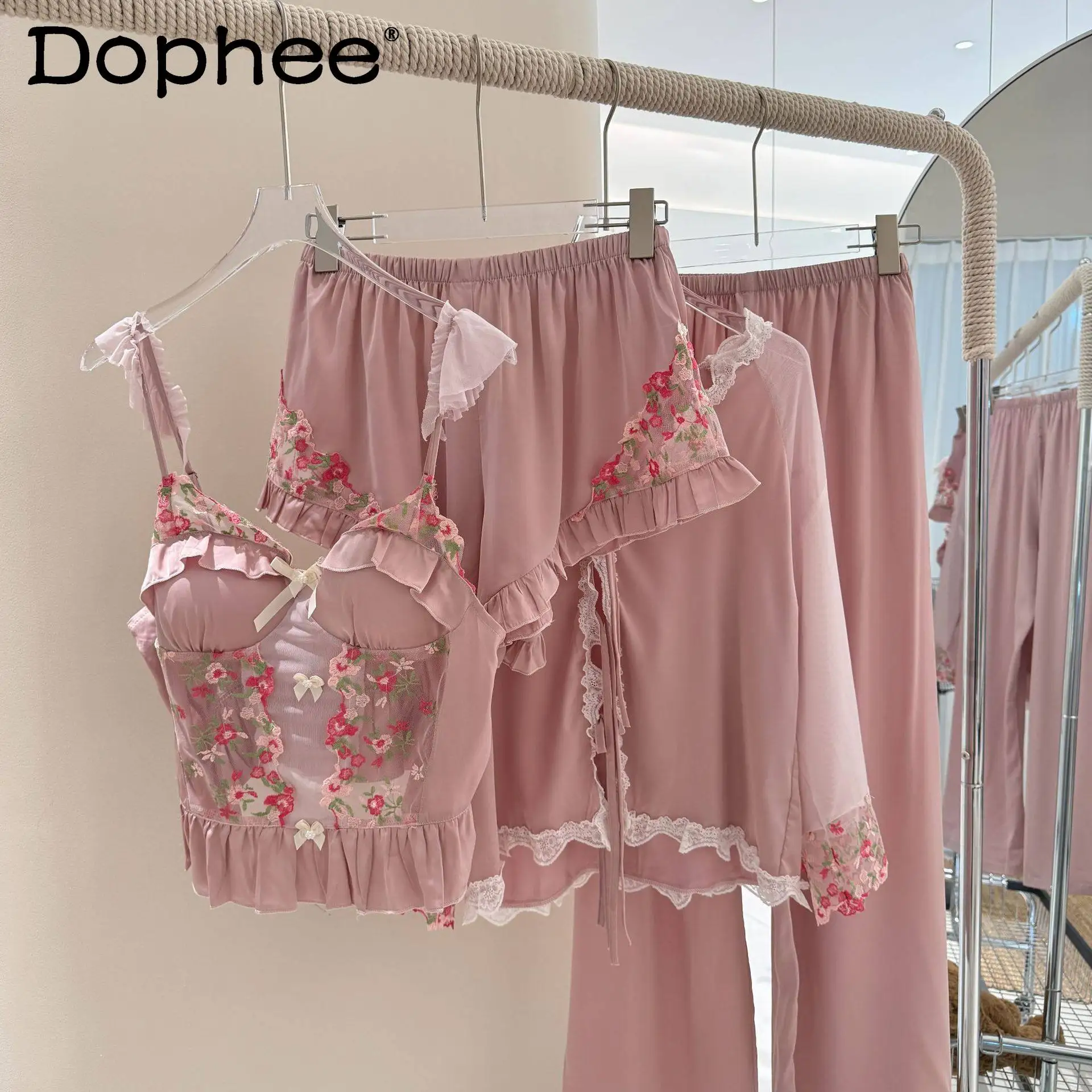 

Французский ретро-стиль 2026: Новый комплект пижамы из ледяного шелка с вышивкой, сексуальный комплект из четырех предметов для дома, майка и шорты, милые летние пижамы