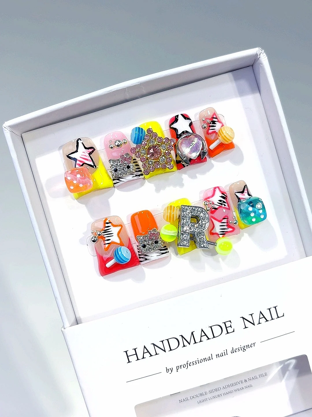 เล็บปลอมกดติดทรงสี่เหลี่ยมสั้น รุ่น Rainbow Y2K Dice Lollipop Rhinestone Star Letter R (L256)