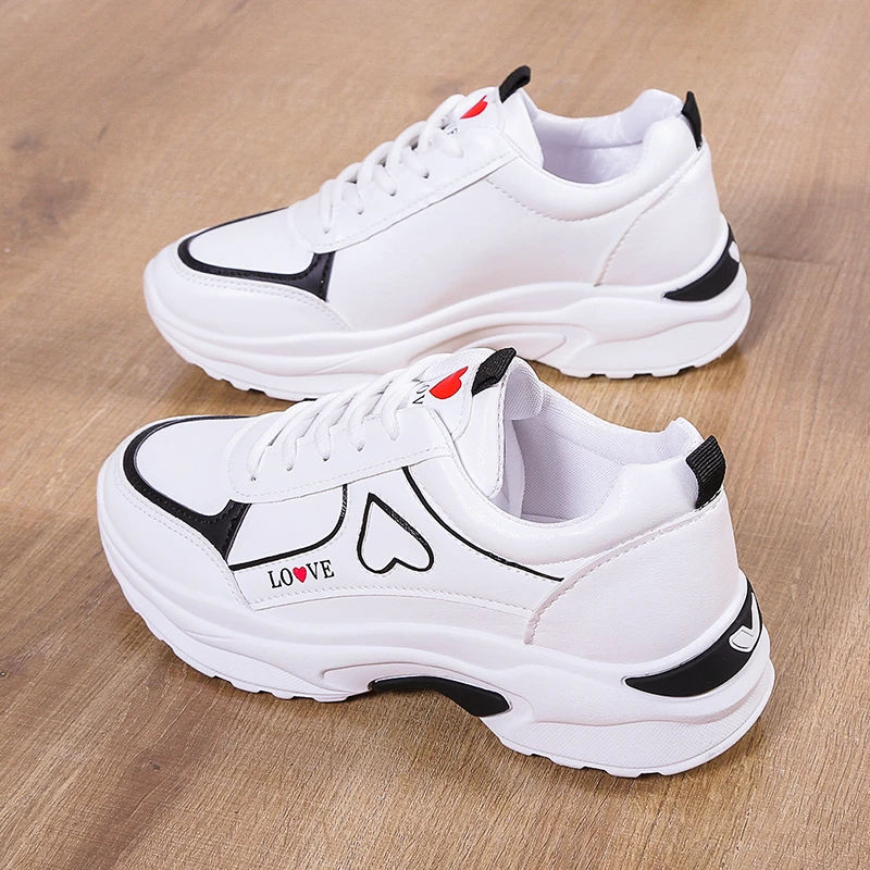 Scarpe da papà alla moda con punta tonda Nuove scarpe bianche da studente con suola spessa primaverile, scarpe sportive e casual comode/resistenti all'usura