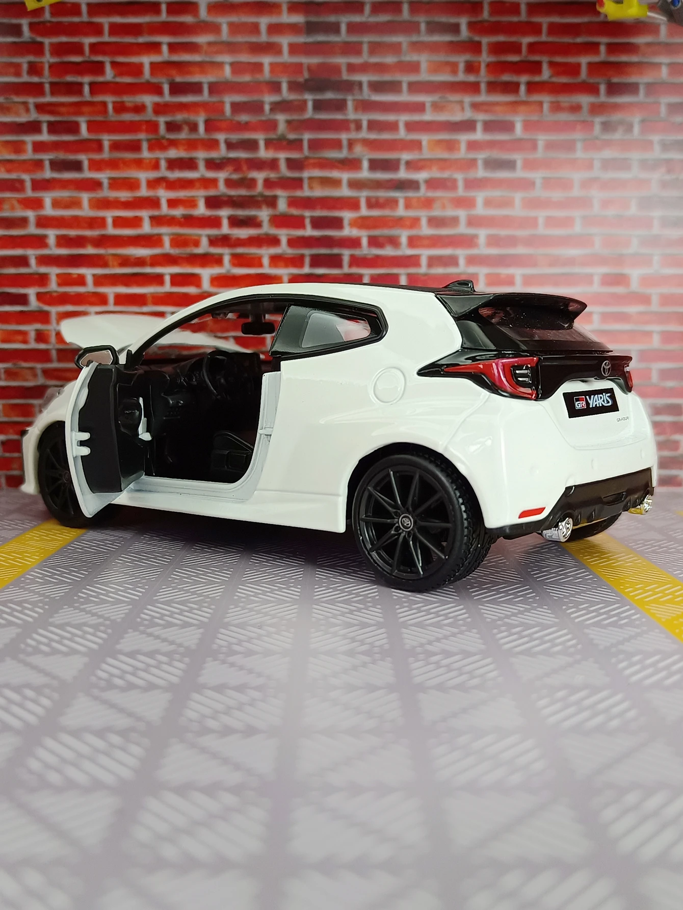 

Модель автомобиля Maisto 1:24 Toyota Yaris из сплава, статическая модель спортивного автомобиля, коллекционная, с богатой детализацией и тонкой отделкой.