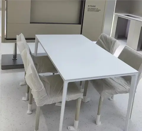 매우 심플한 락보드 식탁과 의자의 조합으로 북유럽 심플 화이트 크림풍 퓨어 화이트 락보드