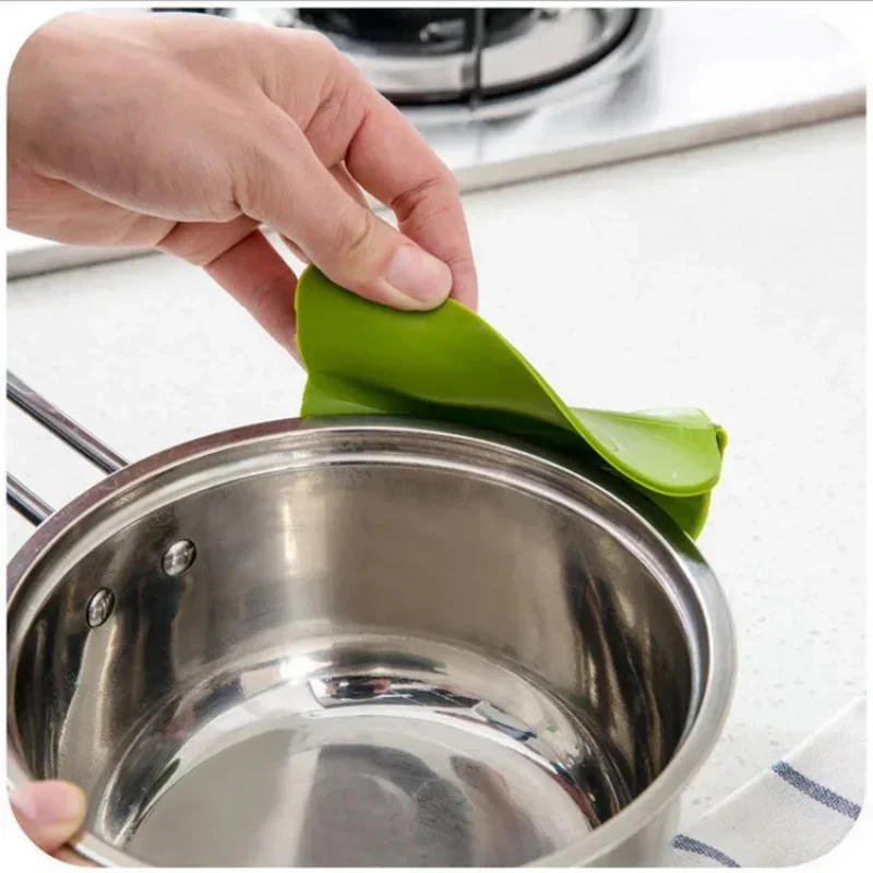 Silicone Colander Anti-spill on Pour Soup Spout Funnel Flow Nozzle Pan Leakproof Tool Useful Cookware Edge Deflector for Kitchen