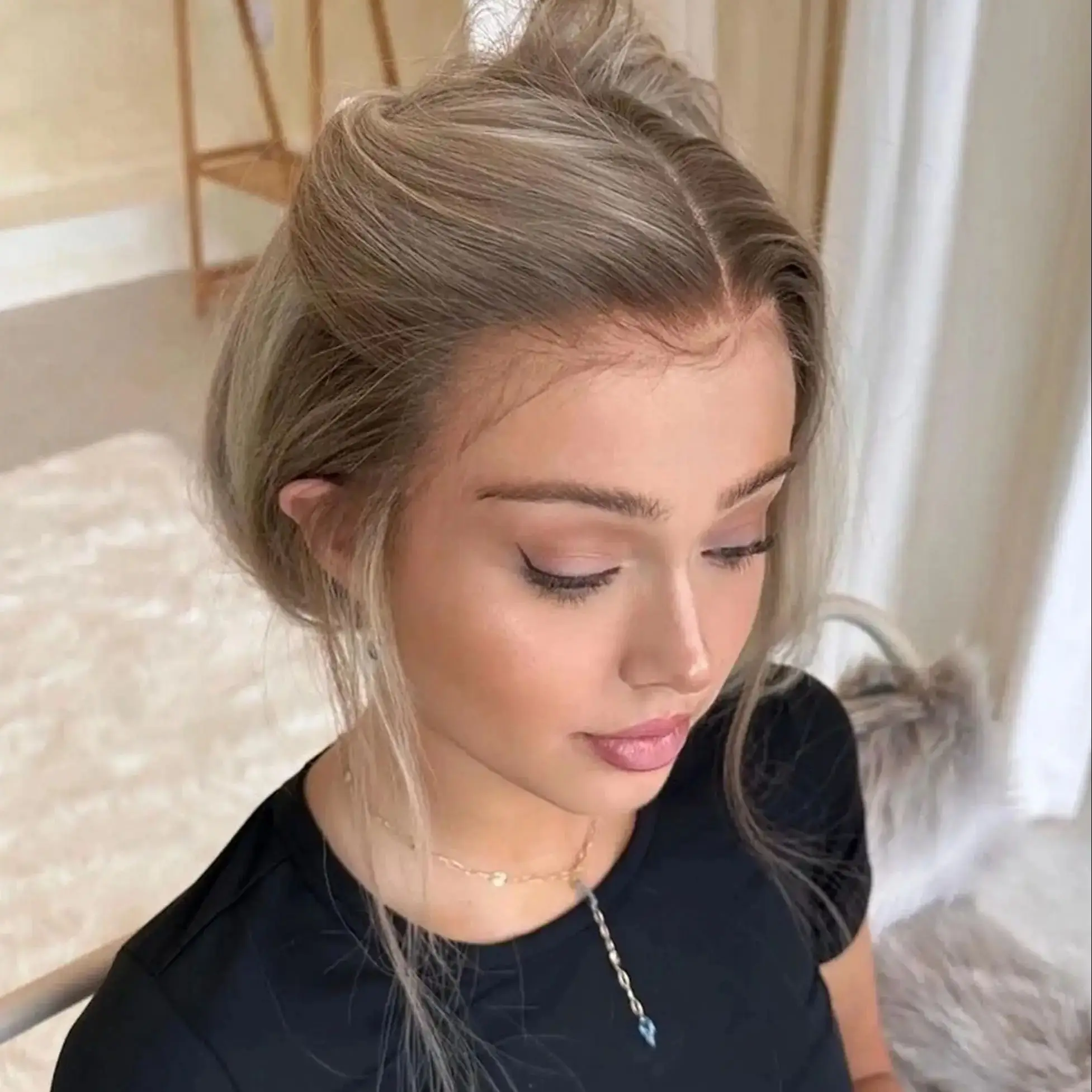 Beautiful Natural Wave Long Length Single Wig Woman Ombre Light Blonde Streaks Realistic Look Pre Plucked Hairline Synthetic Wig