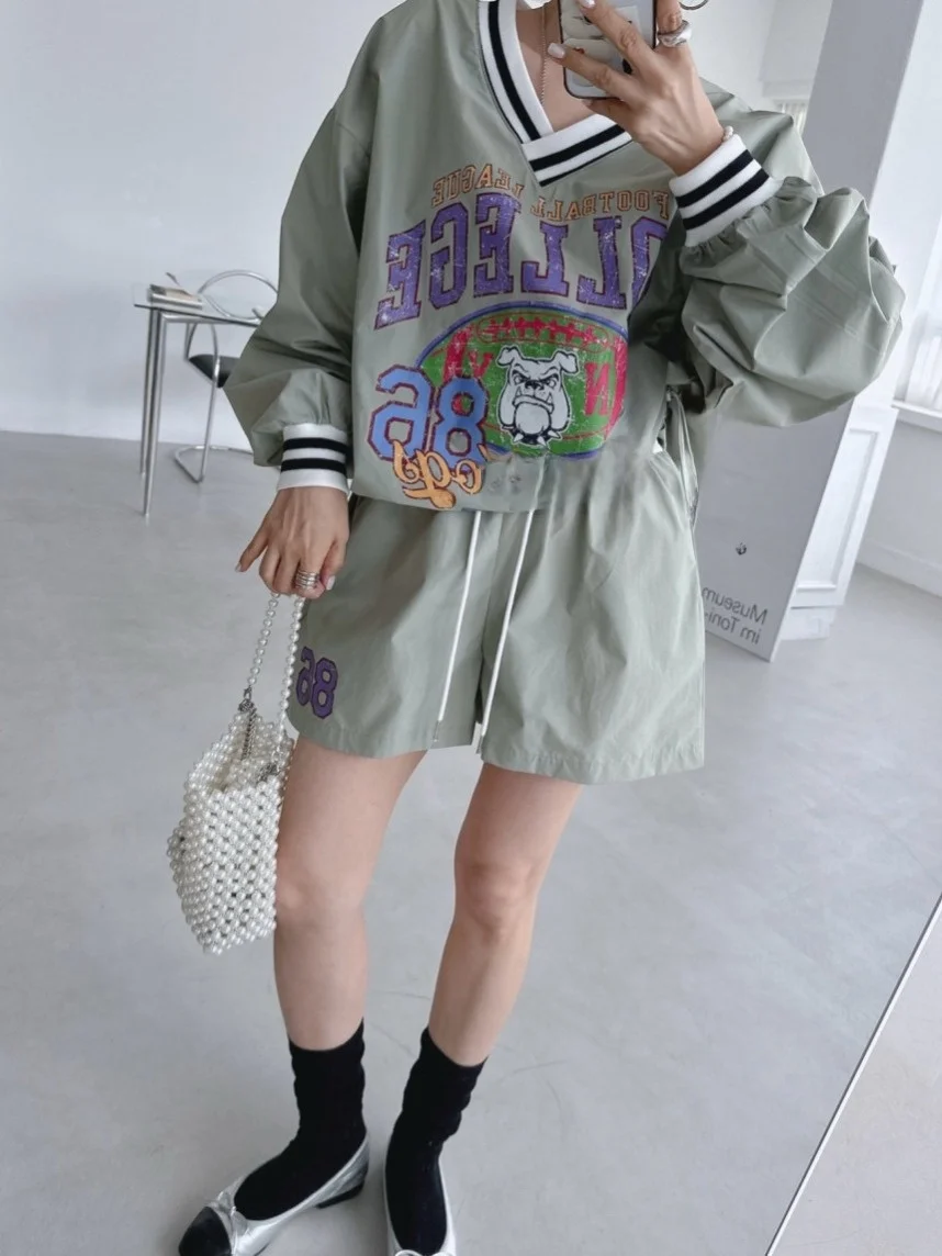 سترة رياضية أنيقة بأكمام طويلة مع طباعة حروف كرتونية ورباط، وشورت واسع الساق للنساء، أزياء خريفية مضادة للشيخوخة بأسلوب الشارع
