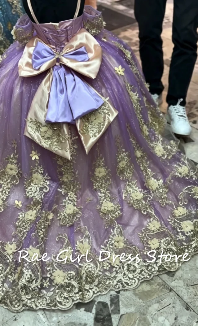 vestido-de-nina-de-las-flores-color-lavanda-con-corse-gran-lazo-de-saten-y-apliques-de-encaje-dorado-ideal-para-bodas-desfiles-y-sesiones-de-fotos-personalizable