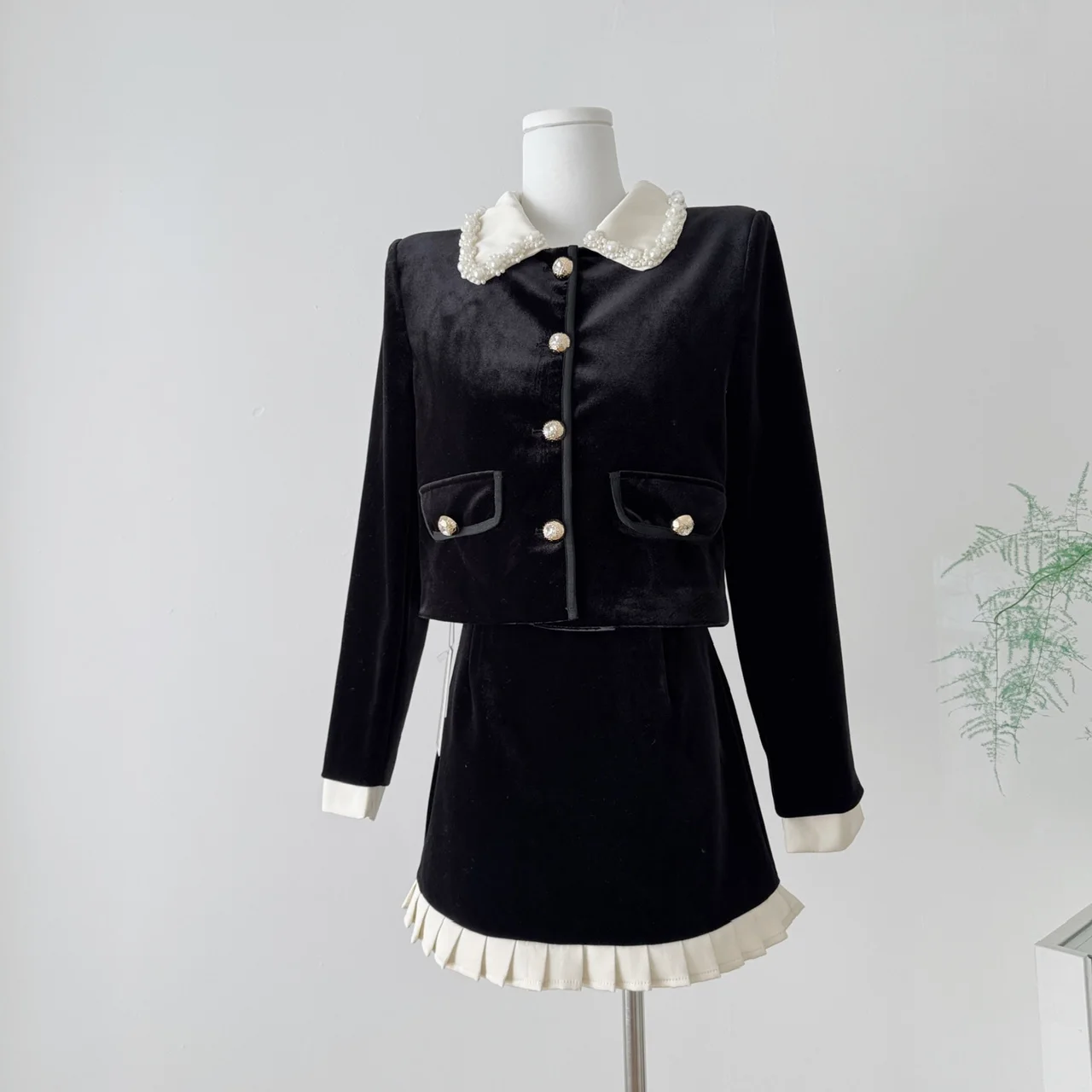 

Women's Elegant Two Pieces Black Velvet Skirt Set Lady Streetwear Pearls Turn Down Collar Single Breasted Jacket + Short Skirt