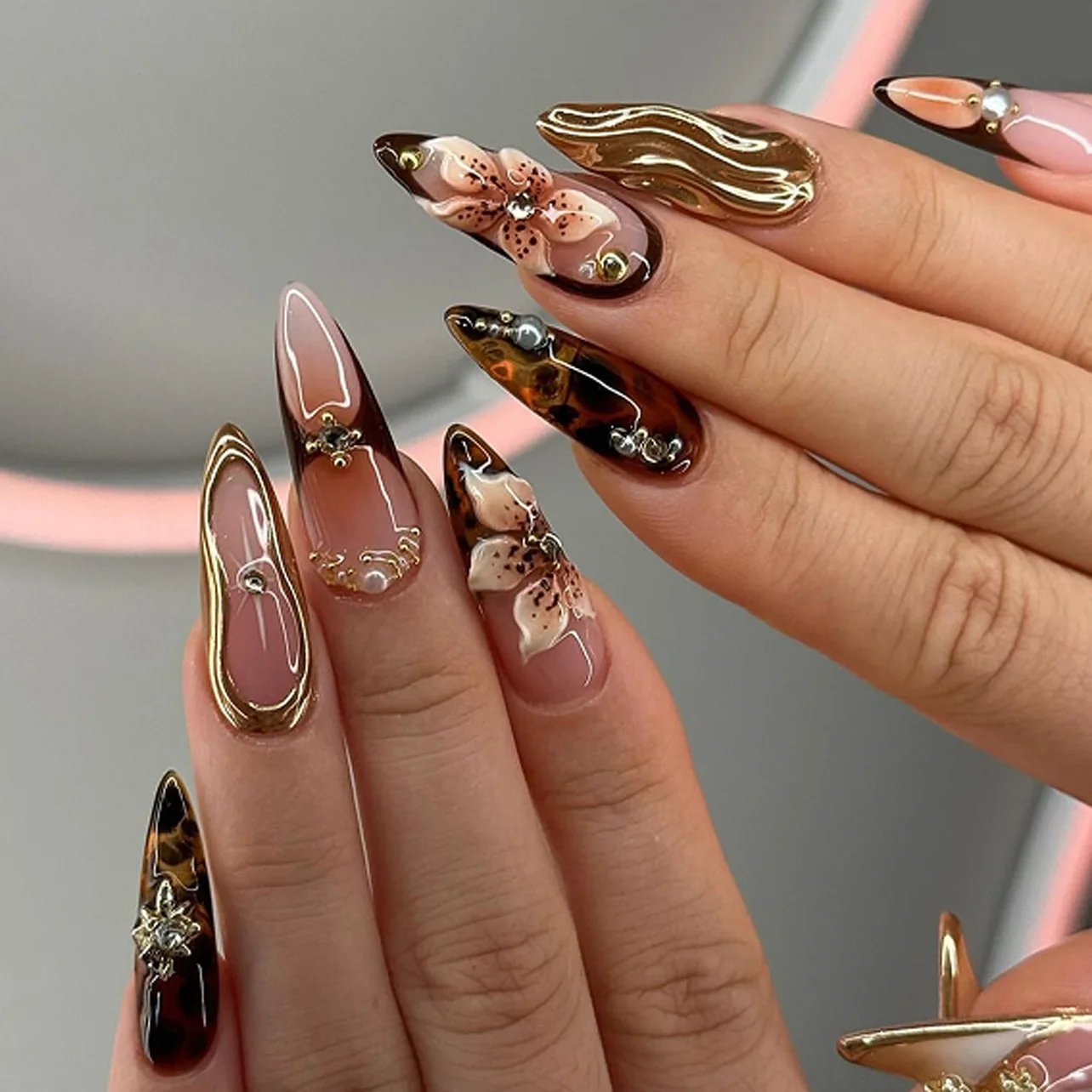 

24Pcs Gold Ripple Brown Flowers False Nails with Rhinestones Pearl Design Wearable Almond False Nails Full Cover Press on Nails