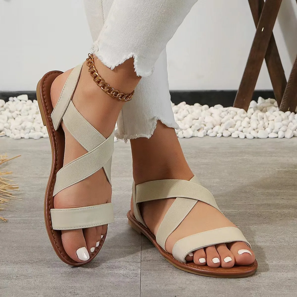 Summer new women\'s flat Roman sandals with non-slip rubber sole fashion women\'s shoes plus size 43