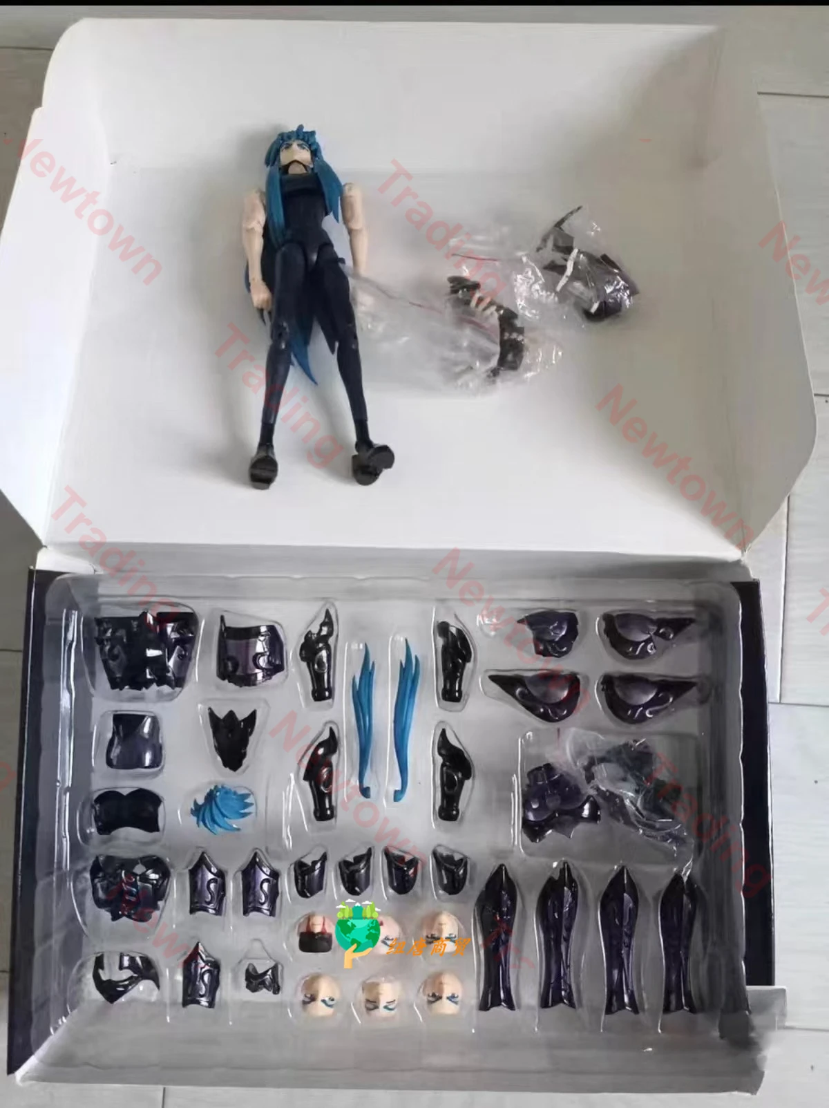 

Expressive New Aquarius Camus Double Holy Clothes (including Battle Damage) with Holy Clothes Hanger Movable Assembled Doll Toy