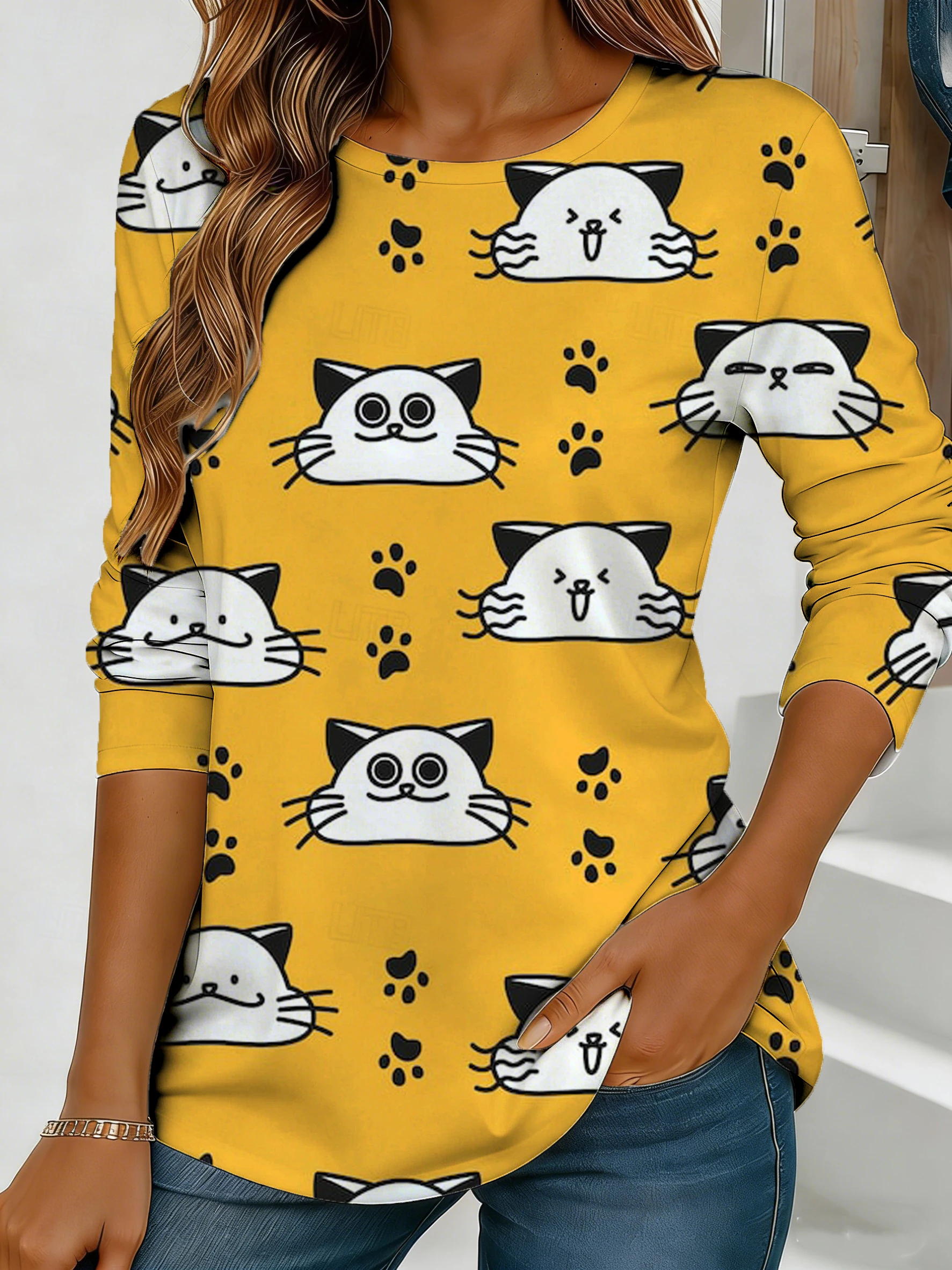 Women's fun cat face print long-sleeved T-shirt, casual round neck, loose and breathable, everyday summer fashion top.