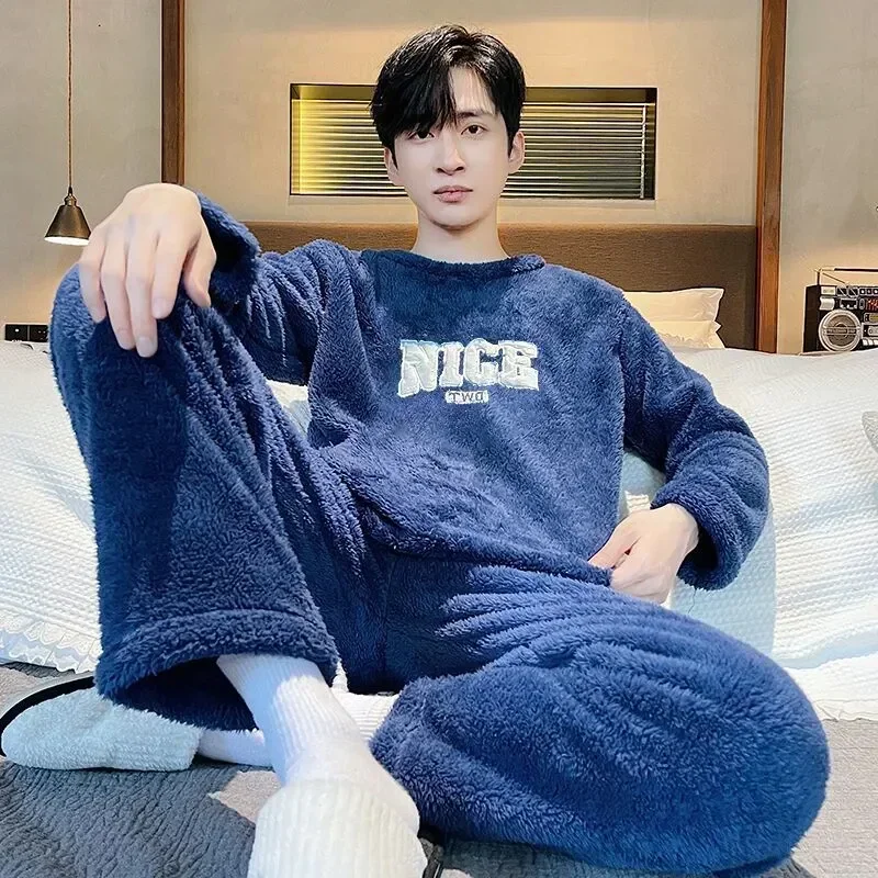 กํามะหยี่ผู้ชายการ์ตูนหลวม Flannel WARM หนาฤดูหนาว 2 ชิ้นชุดนอนเสื้อผ้าบ้าน Pijamas ชุดเกาหลีชุดนอนชุดนอน