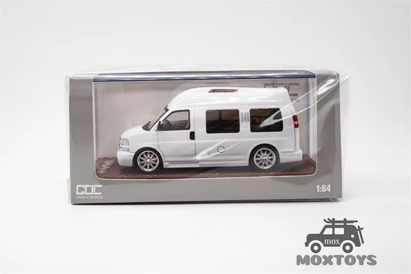 GOC 1:64 GMC SAVANA Business RV White Diecast Model Car