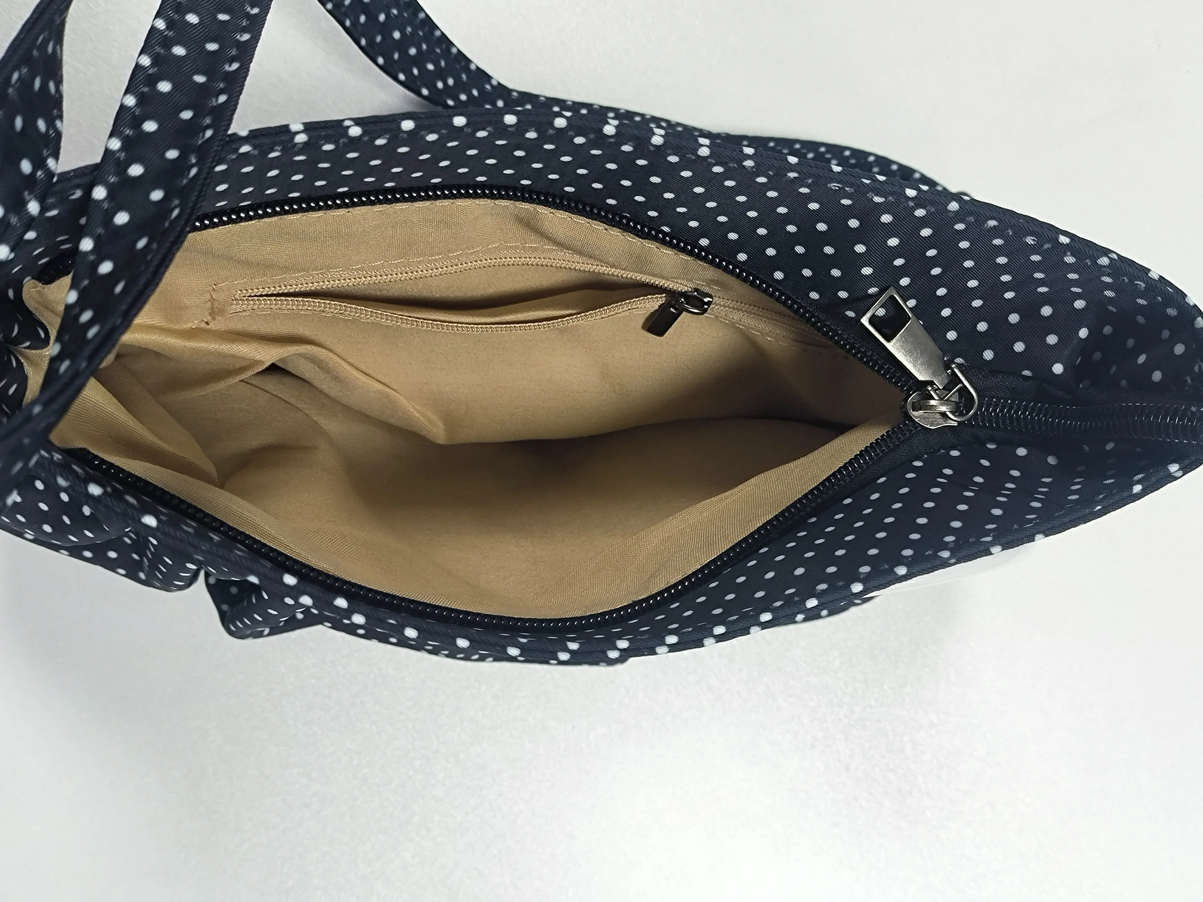 Koreanische Umhängetasche mit Polka Dots, große Tragetasche mit plissiertem Design und Holzknopf-Dekor, niedliche lässige Handtasche für Mädchen – Detail 12