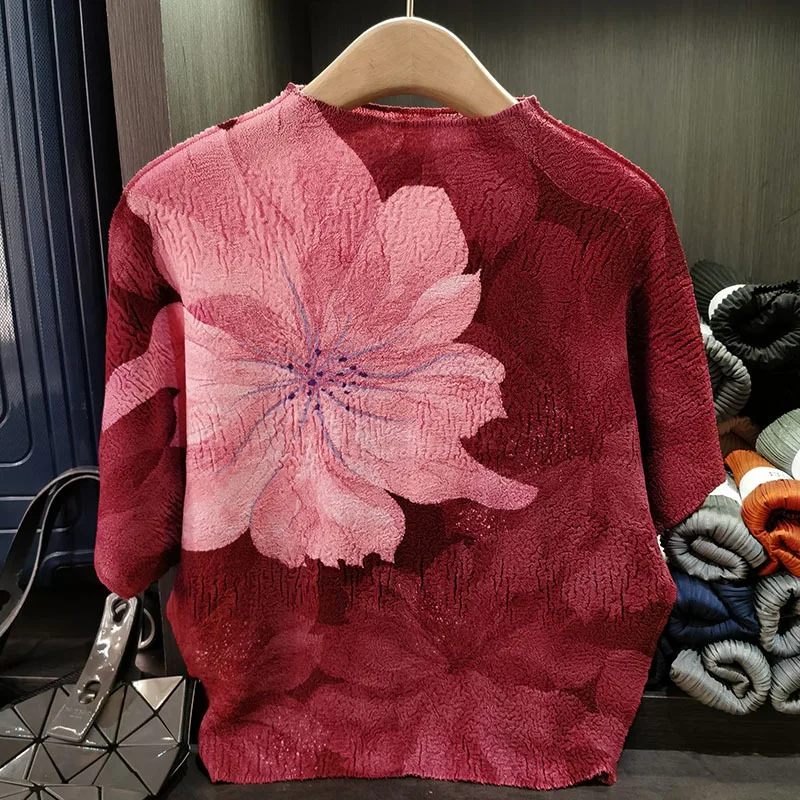 T-shirt plissettata Miyake 2025 T-shirt piega da donna estiva Design di nicchia Senso Piega Versatile stampa in rilievo Stampa floreale Top