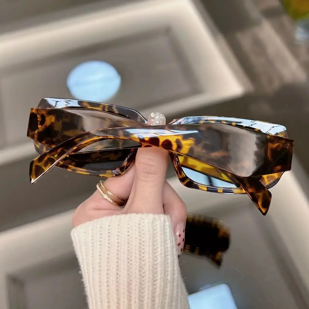 ヴィンテージスクエアサングラス女性の高級ブランドデザイナーサングラス女性レトロブラックフレームパンクファッションドライバー新 2025