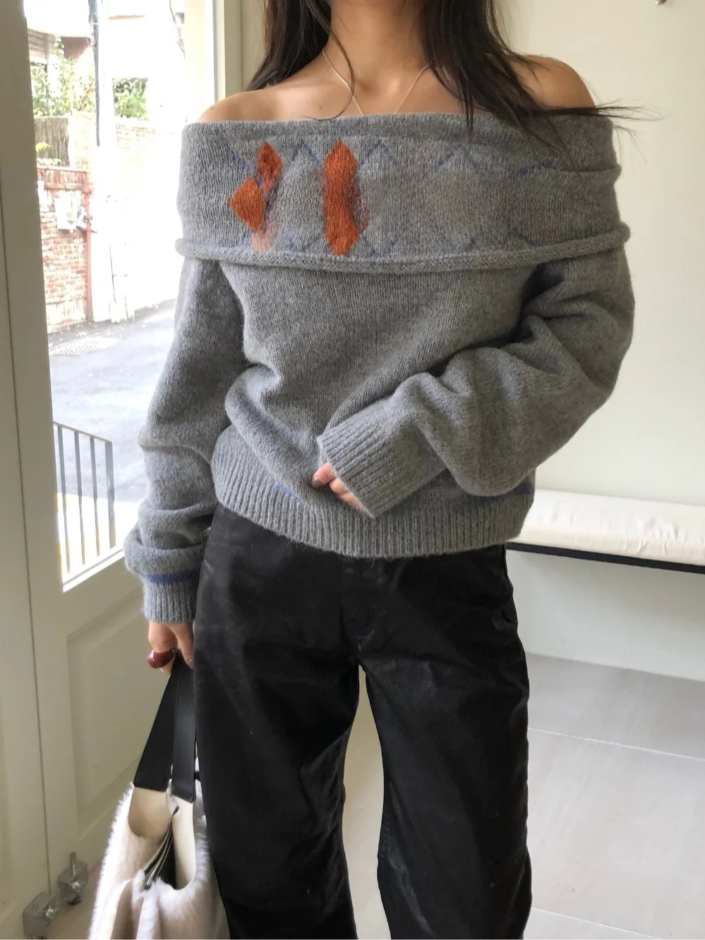 

Шикарный осенне-зимний новый вязаный свитер Sle College Wind на одно плечо с ромбовидным узором, длинный светящийся вязаный свитер с колючками, женский фас...