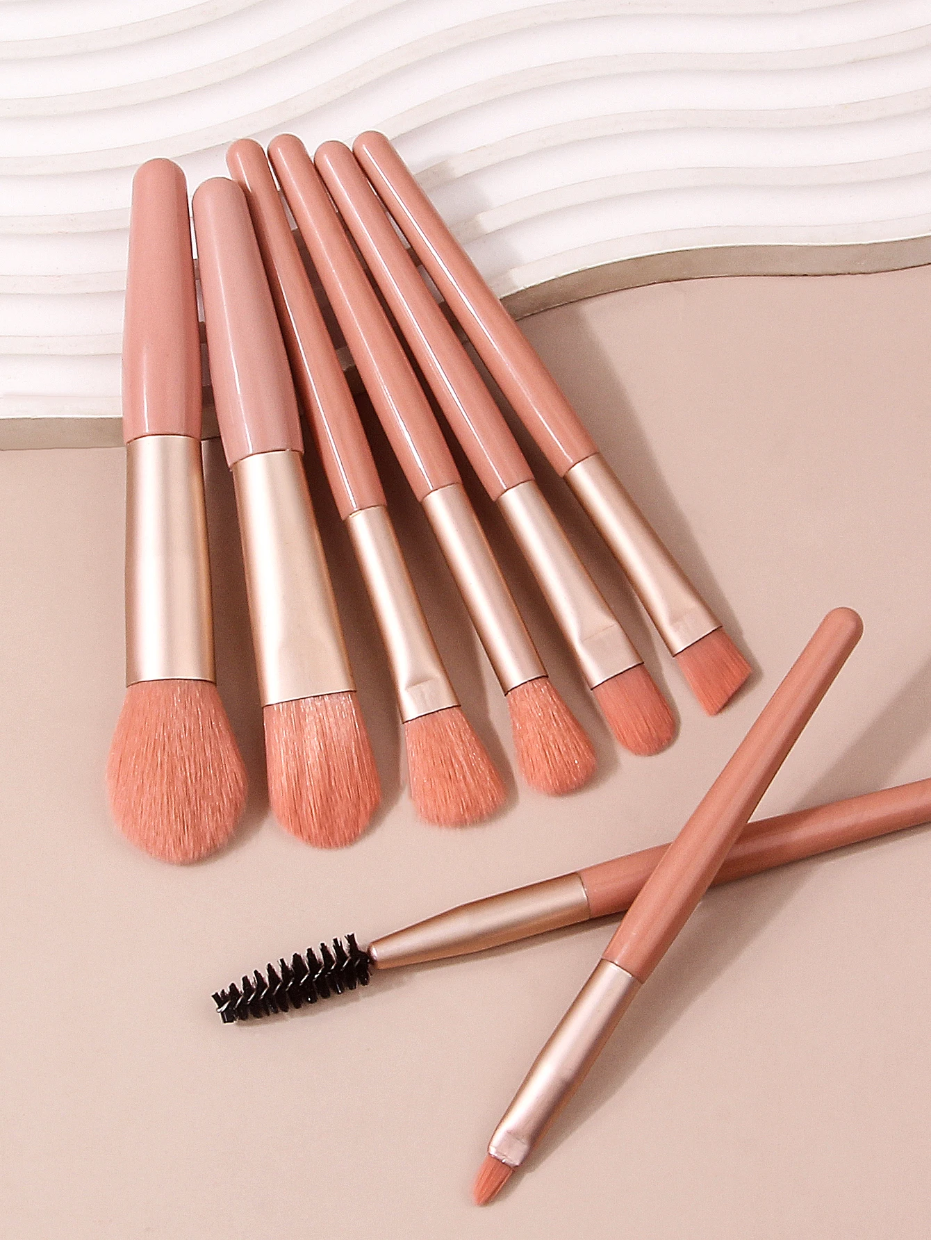 The 7Pcs beginner makeup brush set includes foundation brushes, blush brushes, eyeshadow brushes,mascara brushes and lip brushes