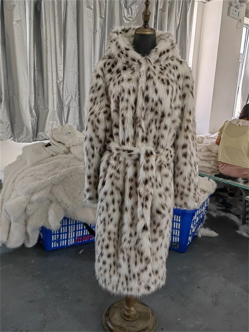 Giacca a vento in peluche allentata calda invernale a 2 colori con cappello donna pelliccia di volpe sintetica cappotto leopardato a pois bianco nero cappotto lungo spesso da donna