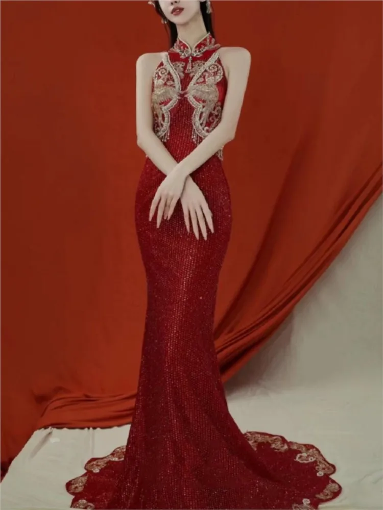 A wine-red halter-neck host's modified toasting dress with sequined fishtail beaded gowns