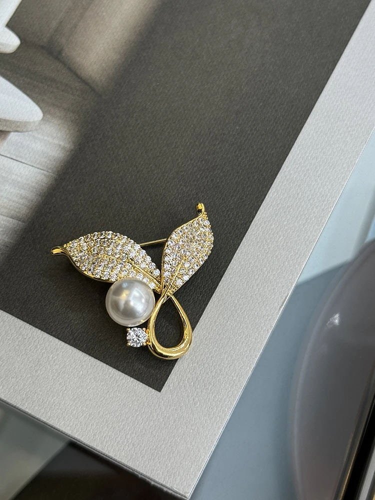 Zirkon-Mikro-Intarsien-Fischschwanz-Brosche mit österreichischen Perlen, Nischendesign, Sinn für leichtes, luxuriöses High-End-Brosche für Damen