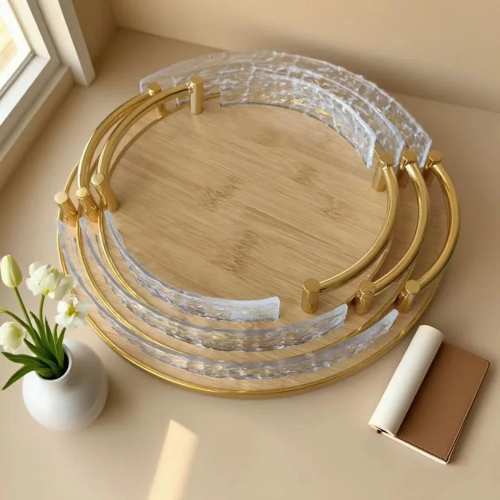 Plateau de service circulaire en bambou, doté de poignées dorées, plateau décoratif en acrylique pour organiser les accessoires sur une table à thé.