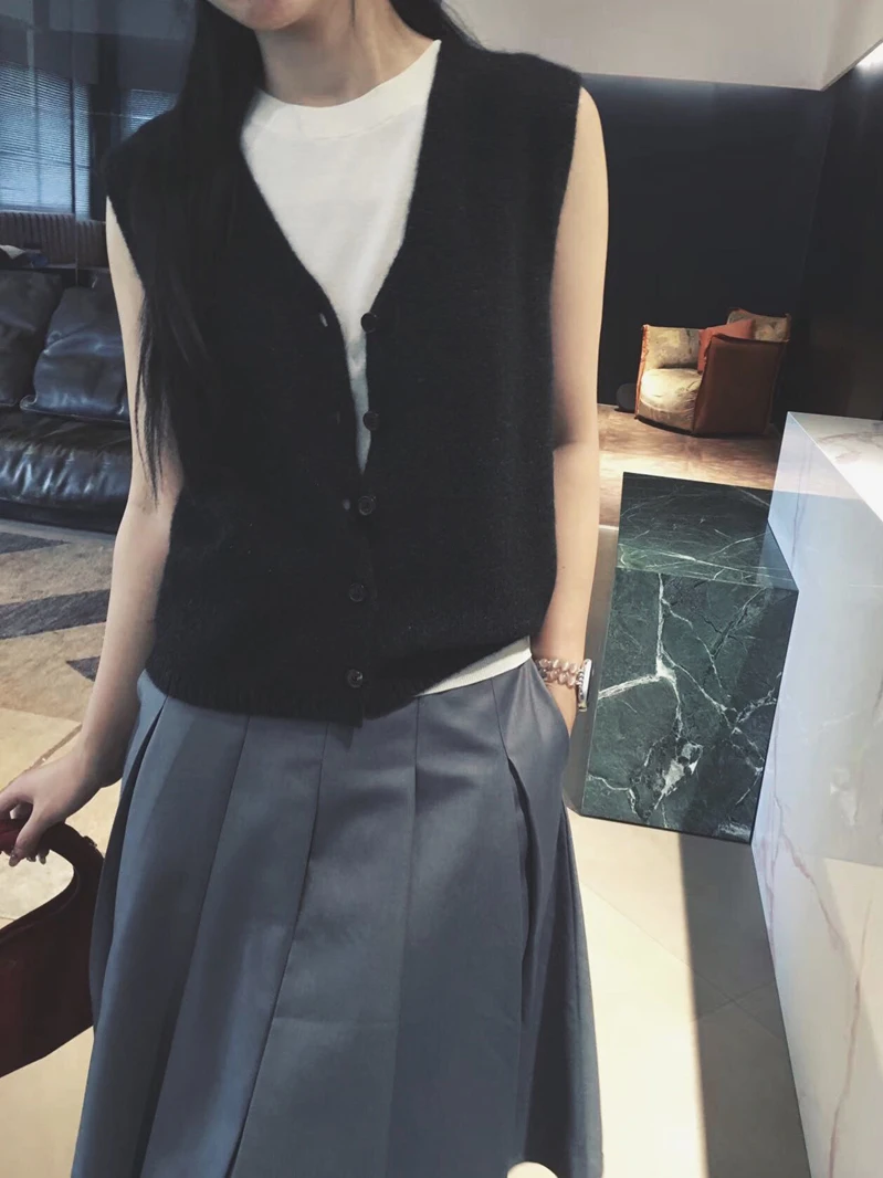 

Cuijia Double-Ply 3-Strand Yak Wool 7G Knitted Vest Warm Casual Soft Medium Gauge Wool V-Ne Button-Up Svel Top