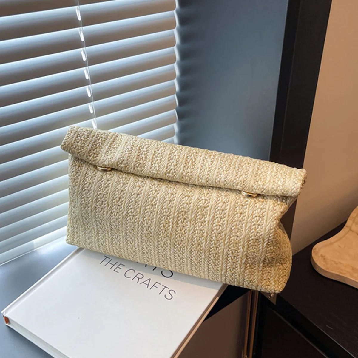 

Fashion Vacation Wallet Solid Color Woven Straw Flip Bag Large Capacity Portable Handbag for Daily Travel Shopping