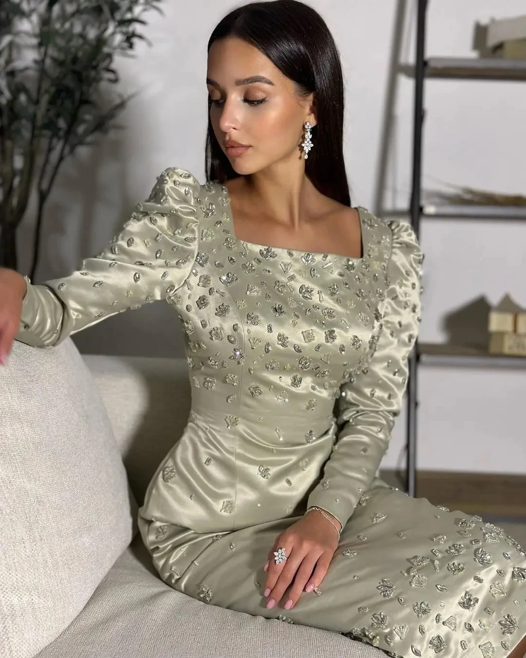 Sukienki midi Jirocum Luxury w kolorze szałwiowej zieleni z kwadratowym dekoltem, satynowe, z bufiastymi rękawami, zdobione koralikami i kwiatowym wzorem, eleganckie sukienki na galę i ekskluzywne kolacje.