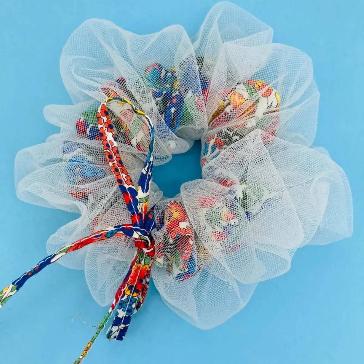 

Красочная двухслойная резинка для волос Liberty London с цветочным принтом Маргарет | Белая сетчатая накладка с бантом из ленты, аксессуар для волос из импортной ткани